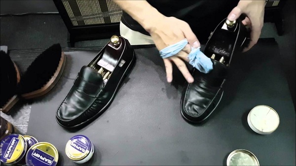 Cách xử lý nếp nhăn trên giày da nam hiệu quả