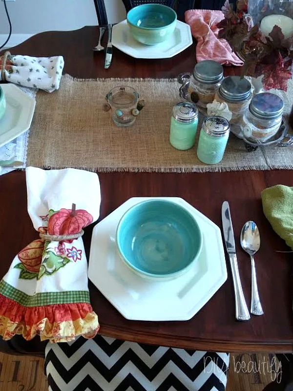 Eclectic table setting at www.diybeautify.com