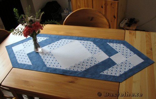 Vorlagen Häkeln Tischläufer Modern Anleitung Kostenlos Bastelhexe's Kreativecke: Patchwork-Tischläufer in blau