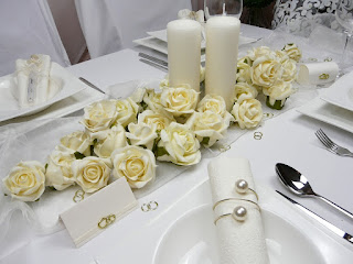 Mustertische zur Hochzeit dekoriert, die mit Gastgeschenken,Tischkarten