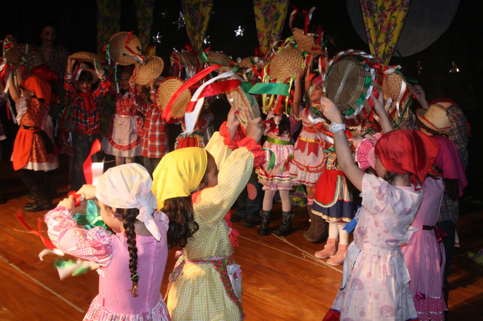 Cantinho da Rose: DANÇA DAS PENEIRAS FESTA DE SÃO JOÃO