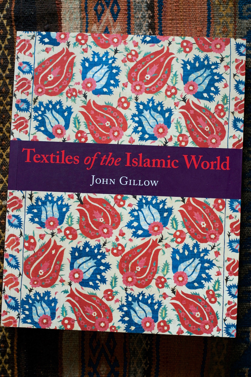 Ritdómur: Textiles of the Islamic World eftir John Gillow · Lísa Hjalt