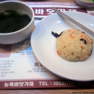 Sopa de algas y arroz frito