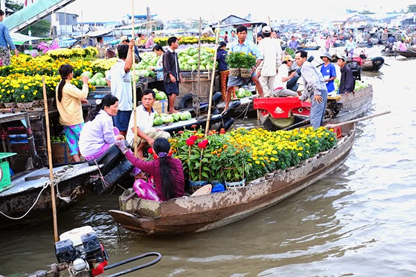 Top 5 attractive floating markets in Mekong Delta/
