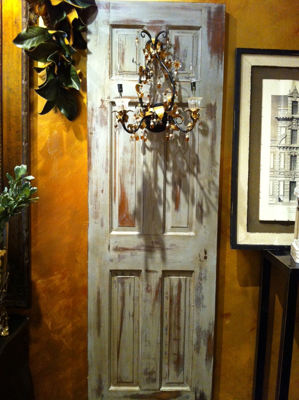 Ремонт старых дверей. Декор старой двери. Декорация старой двери. Декор деревянной двери. Старые двери в интерьере.