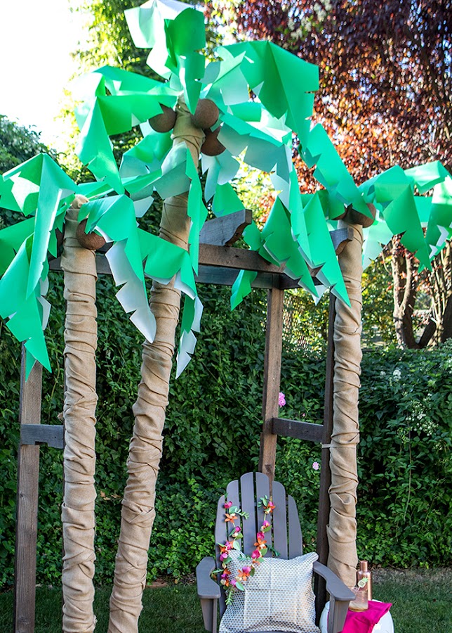 ideas tutoriales paso a paso decoración fiesta hawaiana de verano hibiscus hojas tropicales palmeras tiki 