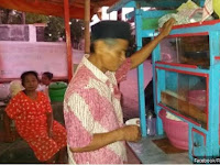 Kisah Penjual Soto Ayam Dan Pemuda Yang Murah Hati ini Bikin Netizen Haru