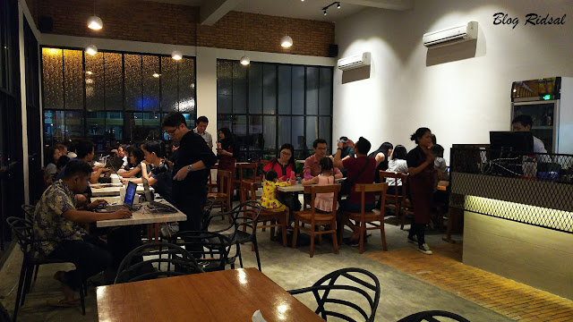 D'Raja Coffee Gatot Subroto kota Medan: Cabang Baru dengan Suasana Keluarga - Ruang Indoor