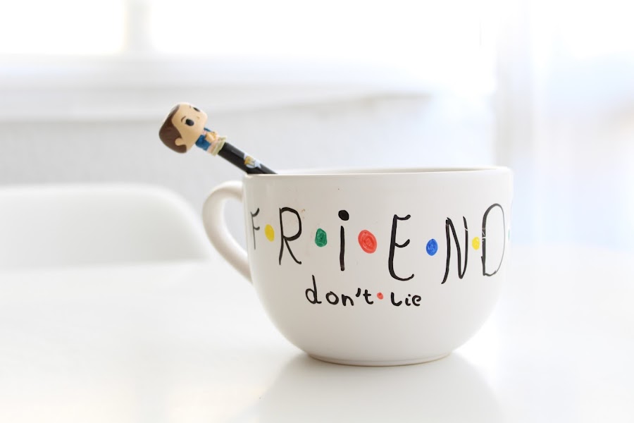 taza personalizada Stranger things Friends don´t lie