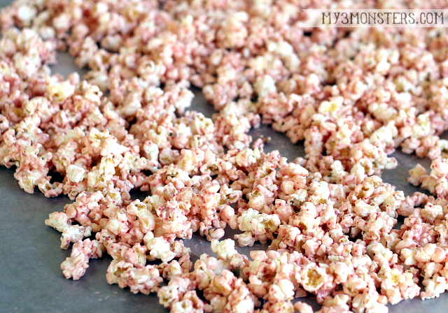 Candy Cane Popcorn -- easy neighbor gift idea and printing on paper bags tutorial at /