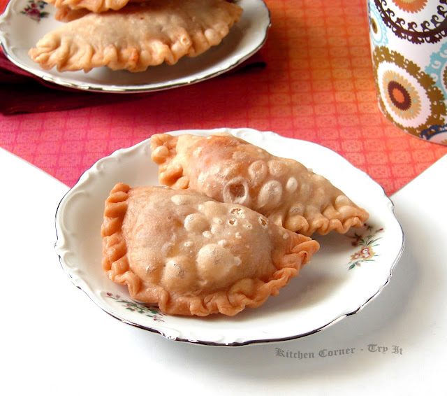 Malaysian Crispy Fried Chicken Curry Puffs