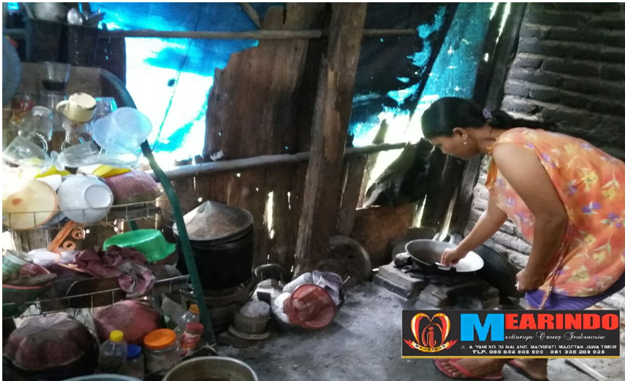 Hidup Dengan Dua Anak, Tanpa Listrik dan Lampu Di Bekas Kandang