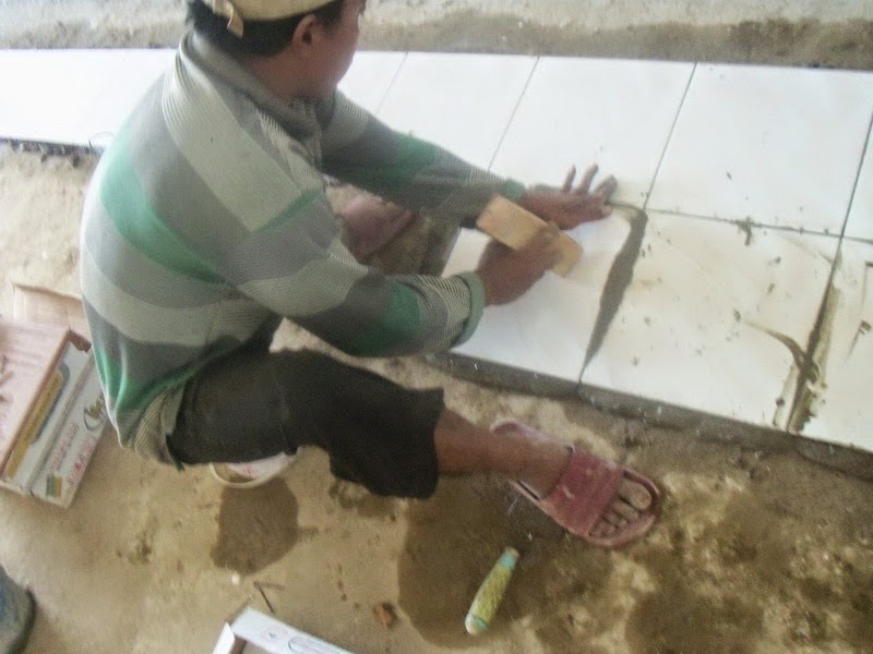rumahku 1 Tips cara pasang keramik lantai 