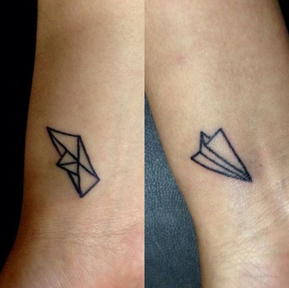tatuaje de barco y avión de papel
