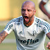 Críticas na saída do hotel fazem Felipe Melo interagir com torcedor