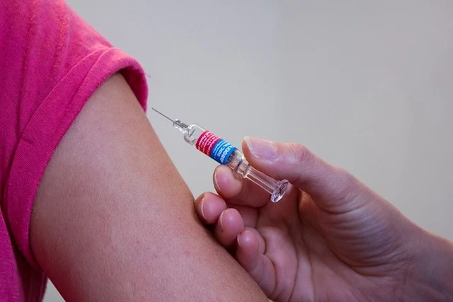 Baixa procura por vacinação leva agentes de saúde vacinar crianças porta a porta.