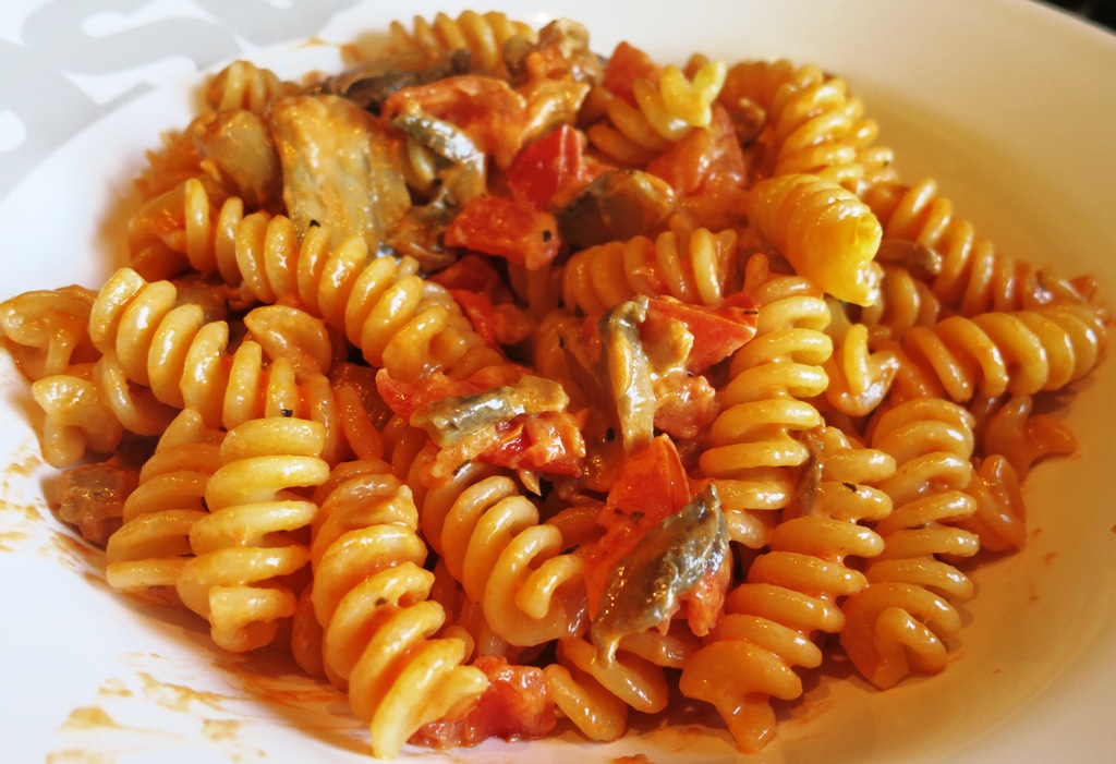 Cuisine solo: Fusilli aux champignons &amp; tomates fraîches