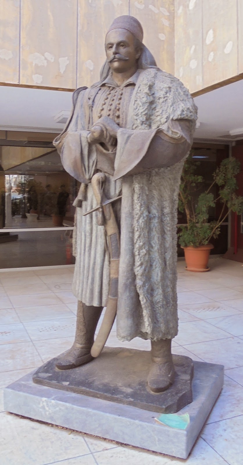 ο ανδριάντας του Μάρκου Μπότσαρη στο Πολεμικό Μουσείο των Αθηνών