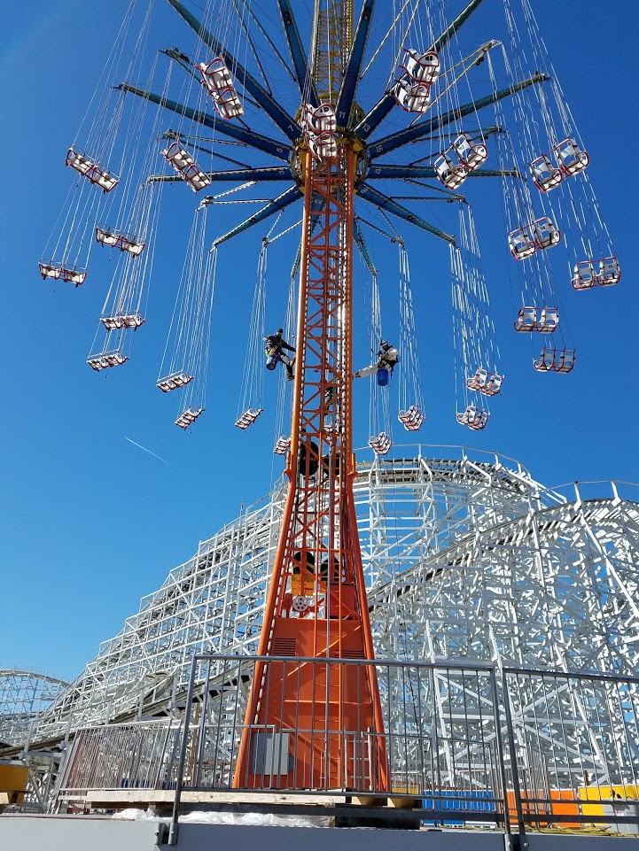 BASE Painters How does an amusement park paint its roller coasters?