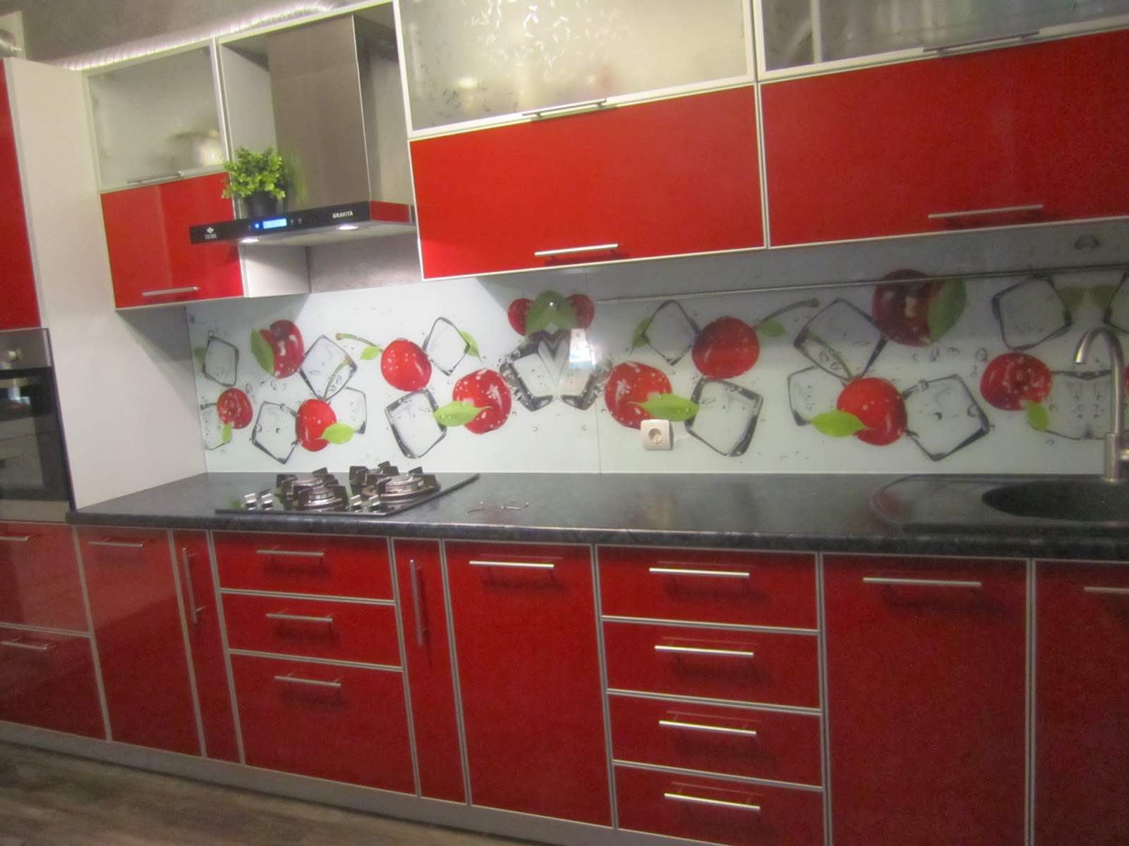 Стеклянный фартук на красной кухне