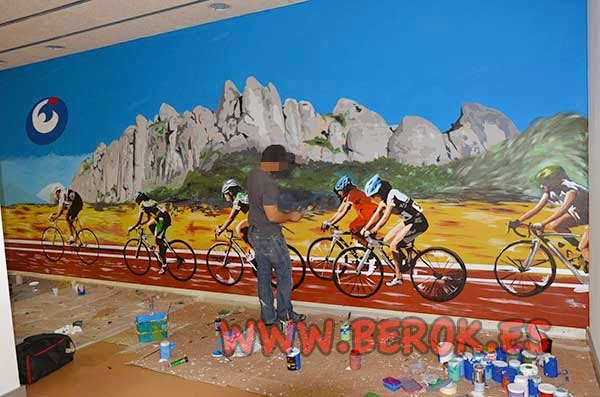 foto de Ormo pintando en el mural de la sala de spinning
