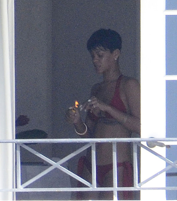 Rihanna-naked+(7).jpg