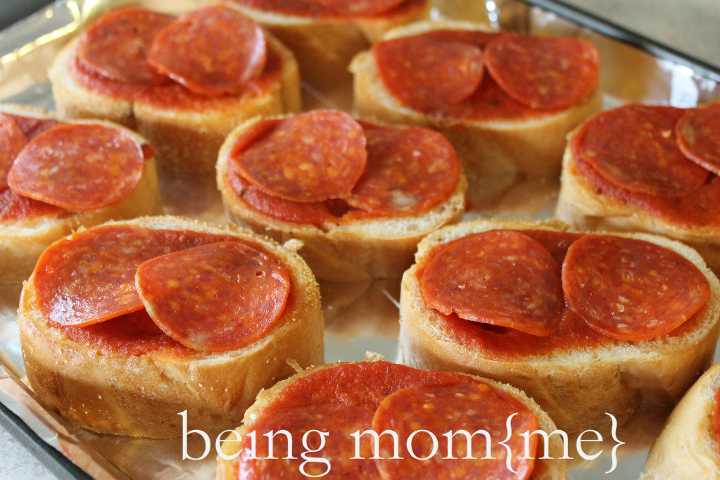 being mom{me} {Homemade Copycat} Pizza Hut French Bread Pizza