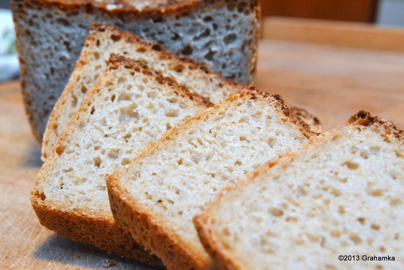 Chleb żytni, łatwy i szybki, z kromkami.