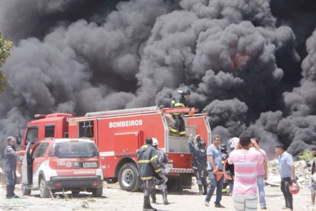 Incêndio atinge depósito de material reciclável em Feira de Santana