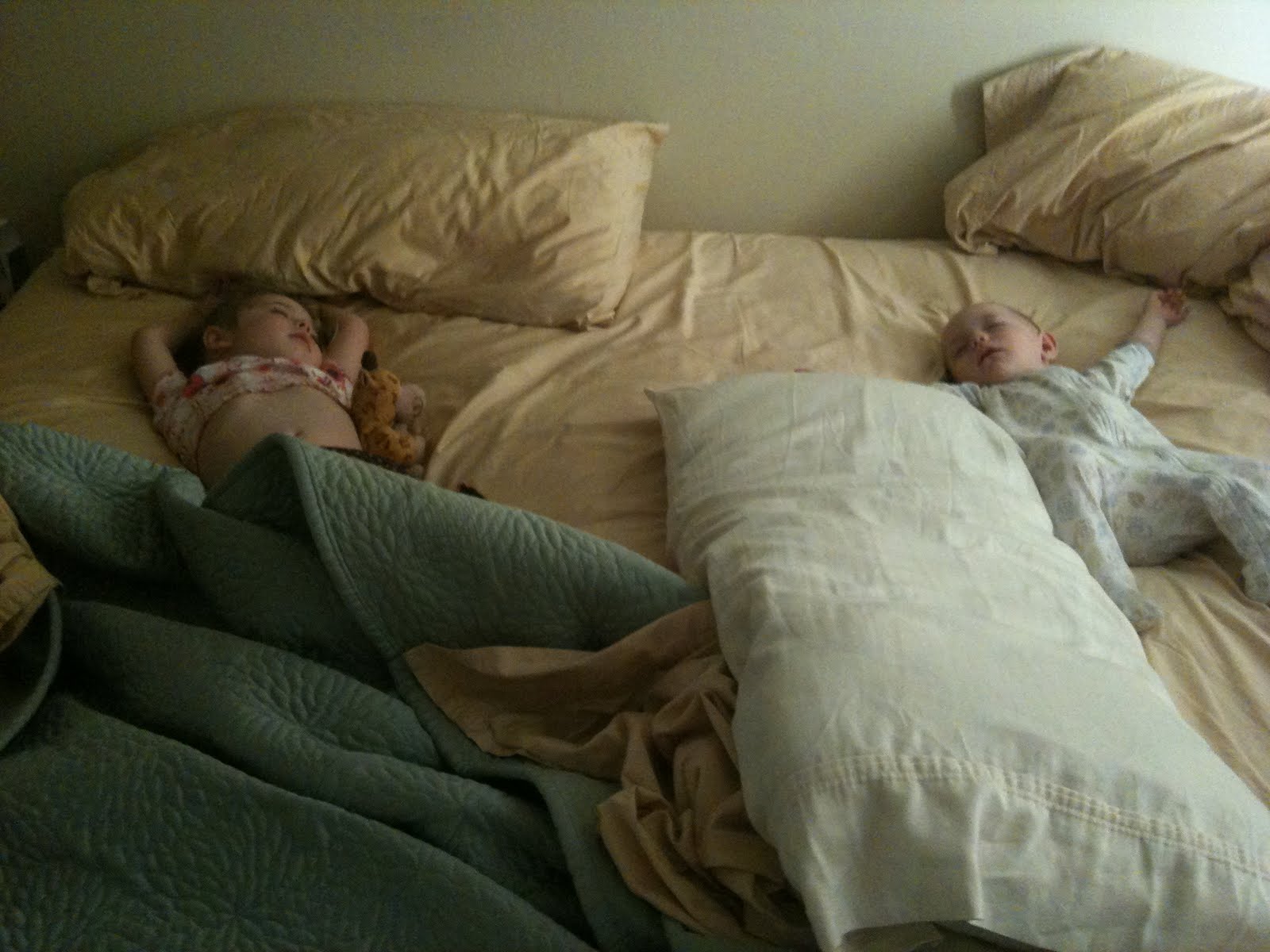 Брат зашел в комнату спящей сестры. Спящие сестры. Младшая сестра уснула.
