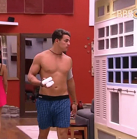 pau solto no short sem cueca antonio bbb17