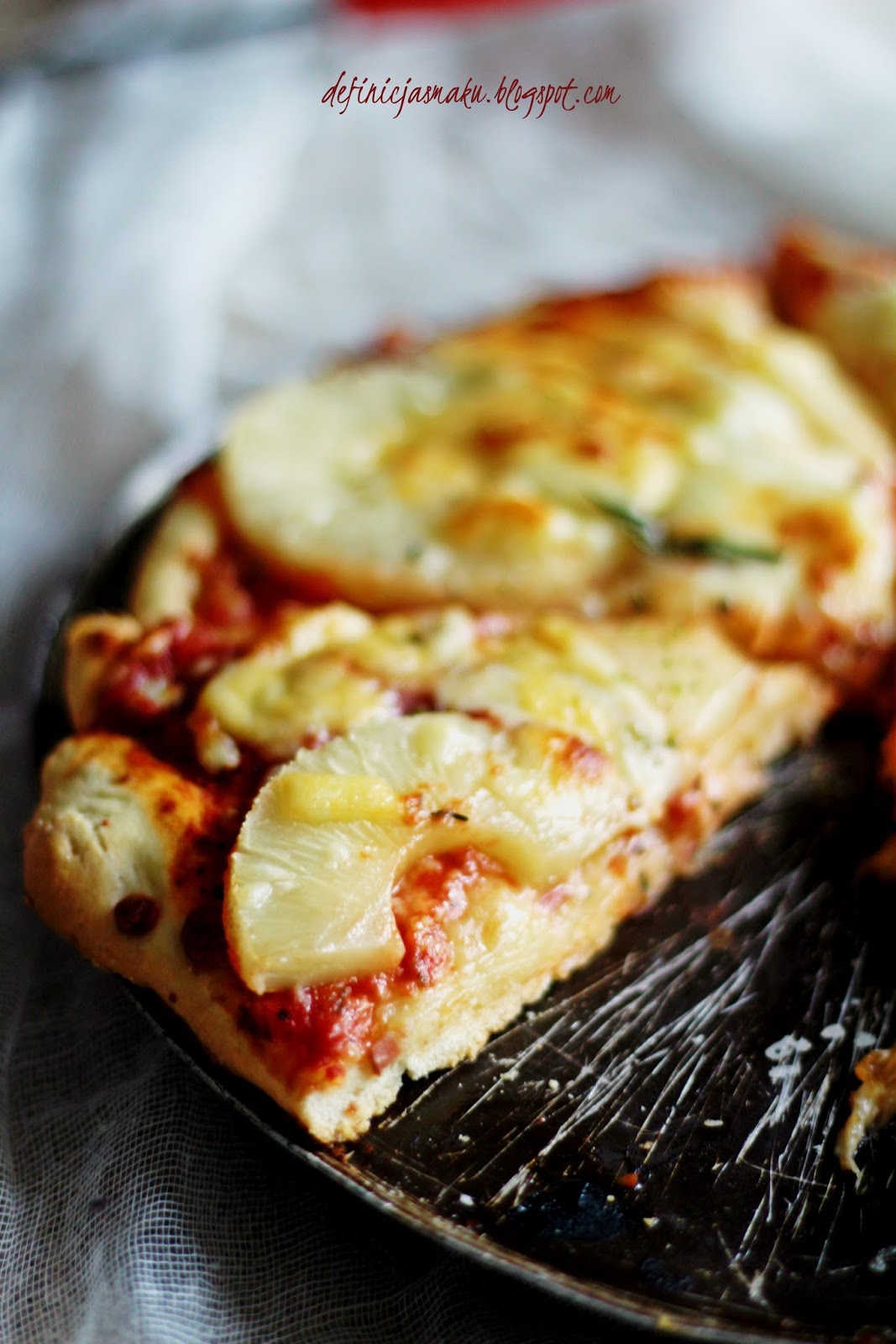 Pizza hawajska, z szynką i ananasem Definicja Smaku