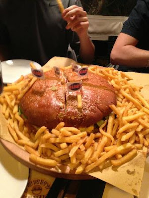 funny burger a roma...l'hamburger gigante nel piatto!