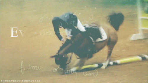 Девушка упавшая с лошади