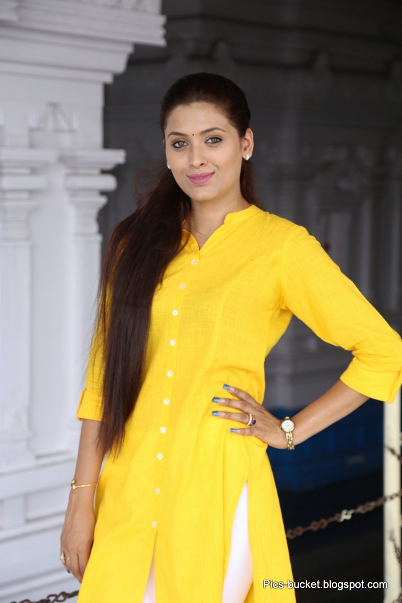 Actress Geetika Tyagi Latest HD Photos and Wallpapers - Cantik Sexy Hot