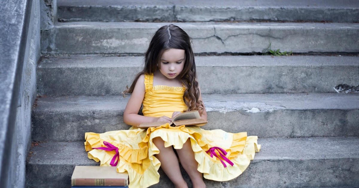 Фотосессия на дороге осенью. Девушка сидит на досках. Зимняя фотосессия на скамейке. Рыжая девушка зимой. Фотосессия на снегу.