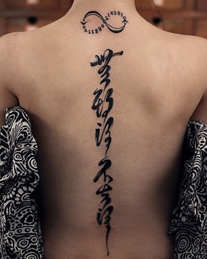 Uma infinidade de sinal com números e caracteres Japoneses é igual a um enigmático olhar tatuagem. Quem sabe o que pode estar escondido em essas tatuagens?