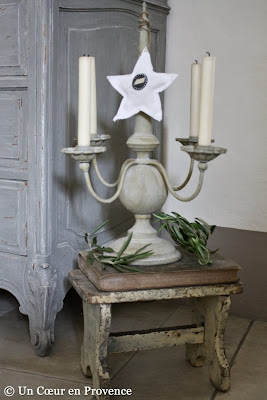 Étoile en tissu suspendu à un chandelier pour une décoration de fête de fin d'année