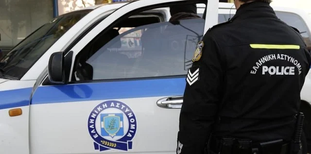 Στο αυτόφωρο νεαρή αστυνομικός -Είχε το όπλο της ο σύντροφός της, σε αυτοκίνητο με πλαστές πινακίδες