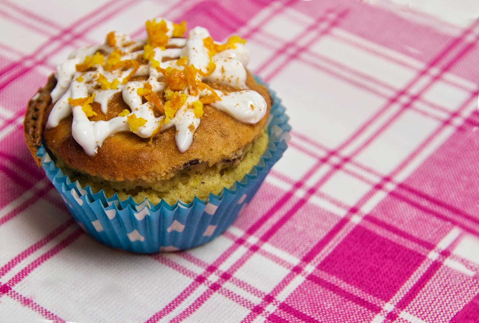 tortini al farro con arancia e uvetta e frosting allo yogurt greco