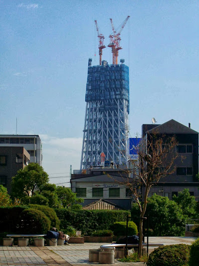 ふれあい広場から見た建設中(174m)の塔体ズーム