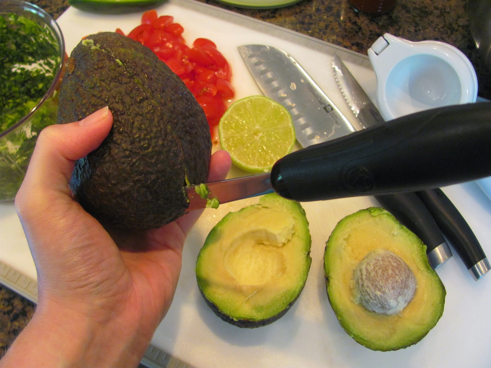 Как кушают авокадо правильно в домашних условиях. Авокадо спелое. Правильный авокадо. Как правильно выбрать авокадо. Как правильно выбрать Авока.