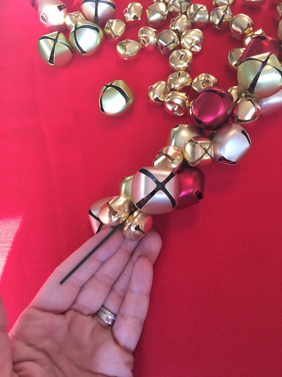 This Kansas City Mama Mama DIY Jingle Bell Wreath