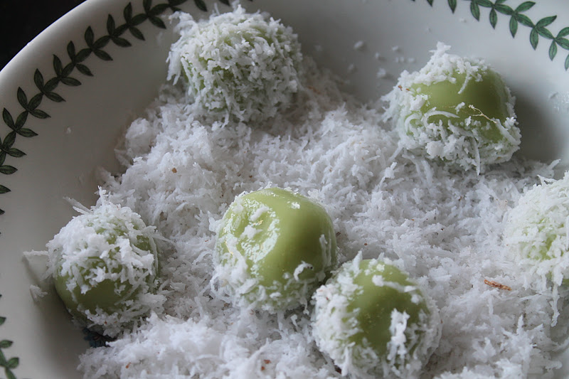 Kuih Onde Onde Sedap dan Lembut - Azie Kitchen