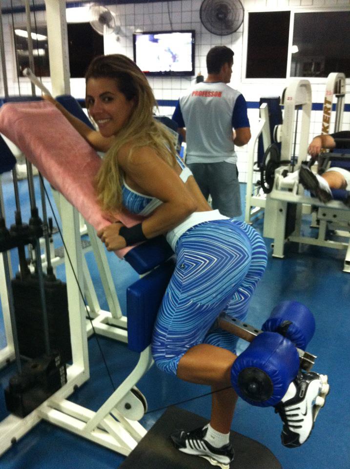 Rosana Ferreira exercitando os glúteos em academia