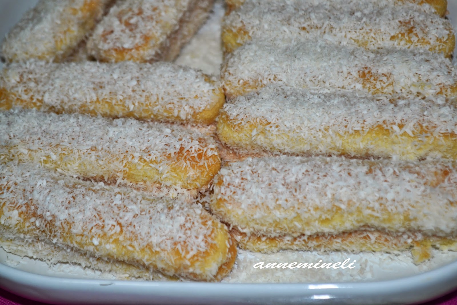 ANNEMİNELİ KEDİ DİLİ BİSKÜVİSÜNDEN KOLAY PASTA TARİFİ