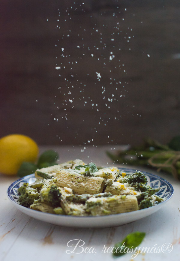 Pasta al pesto con judías verdes, brócoli y espárragos de Jamie Oliver