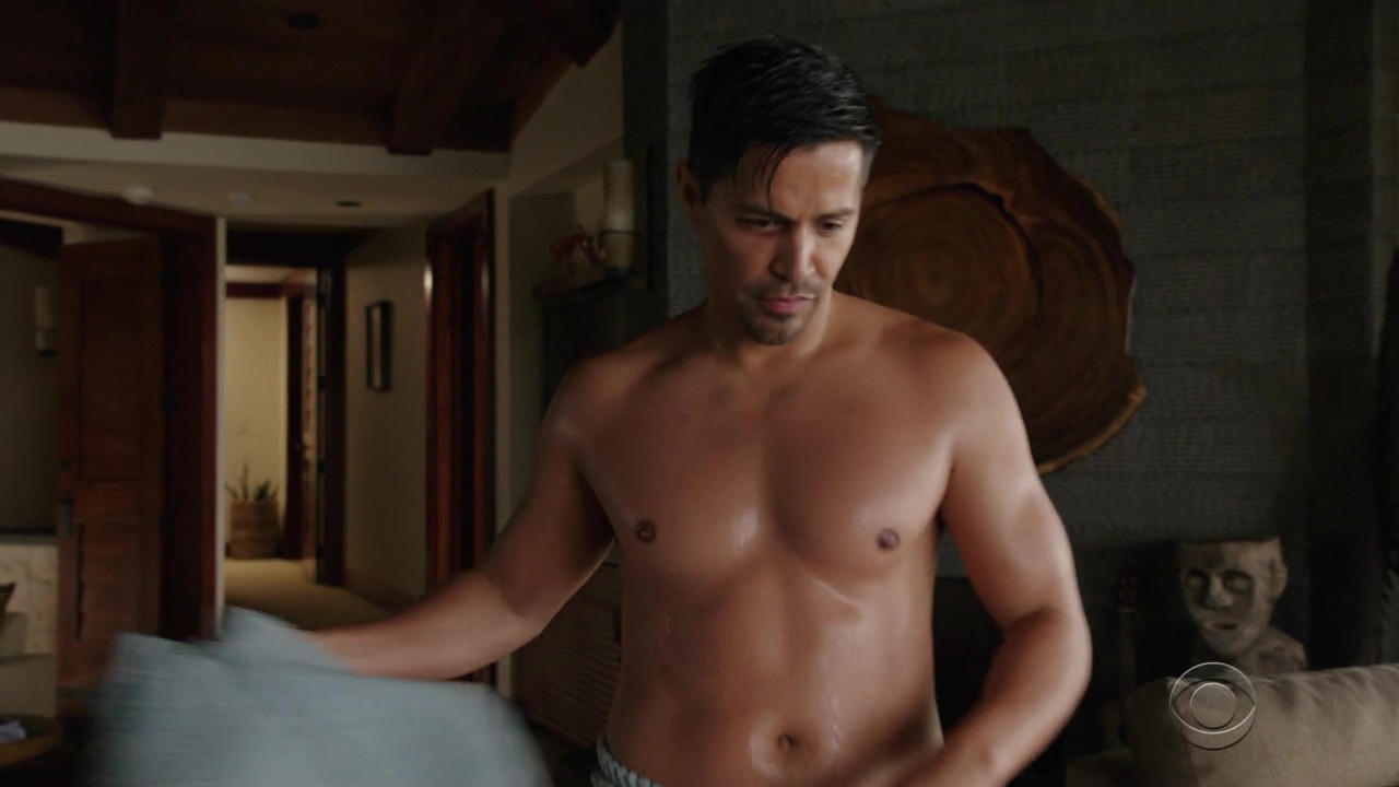Jay Hernandez shirtless in Magnum P.I. 1-01 "I Saw The Sun Rise" ...