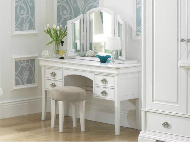 Hình ảnh cho mẫu bàn trang điểm đẹp màu trắng vừa hiện đại vừa trẻ trung bài trí trong không gian phòng ngủ gia đình