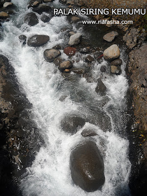 air terjun yang deras di palak siring kemumu bengkulu utara